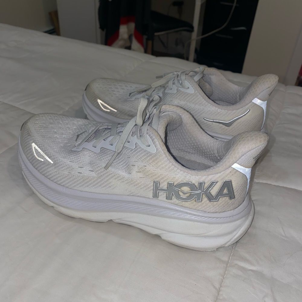 Hoka Clifton 9 in nimbus cloud so Womens size 7.5